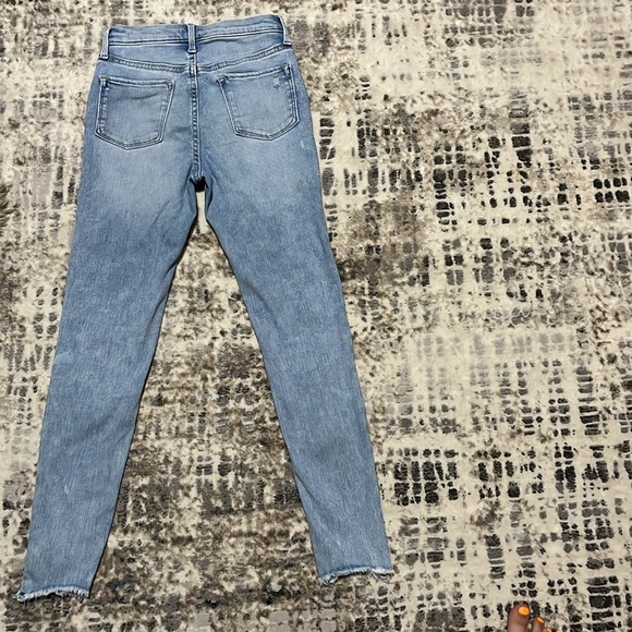 Old navy light colored skinny jeans with no holes - Picture 2 of 3